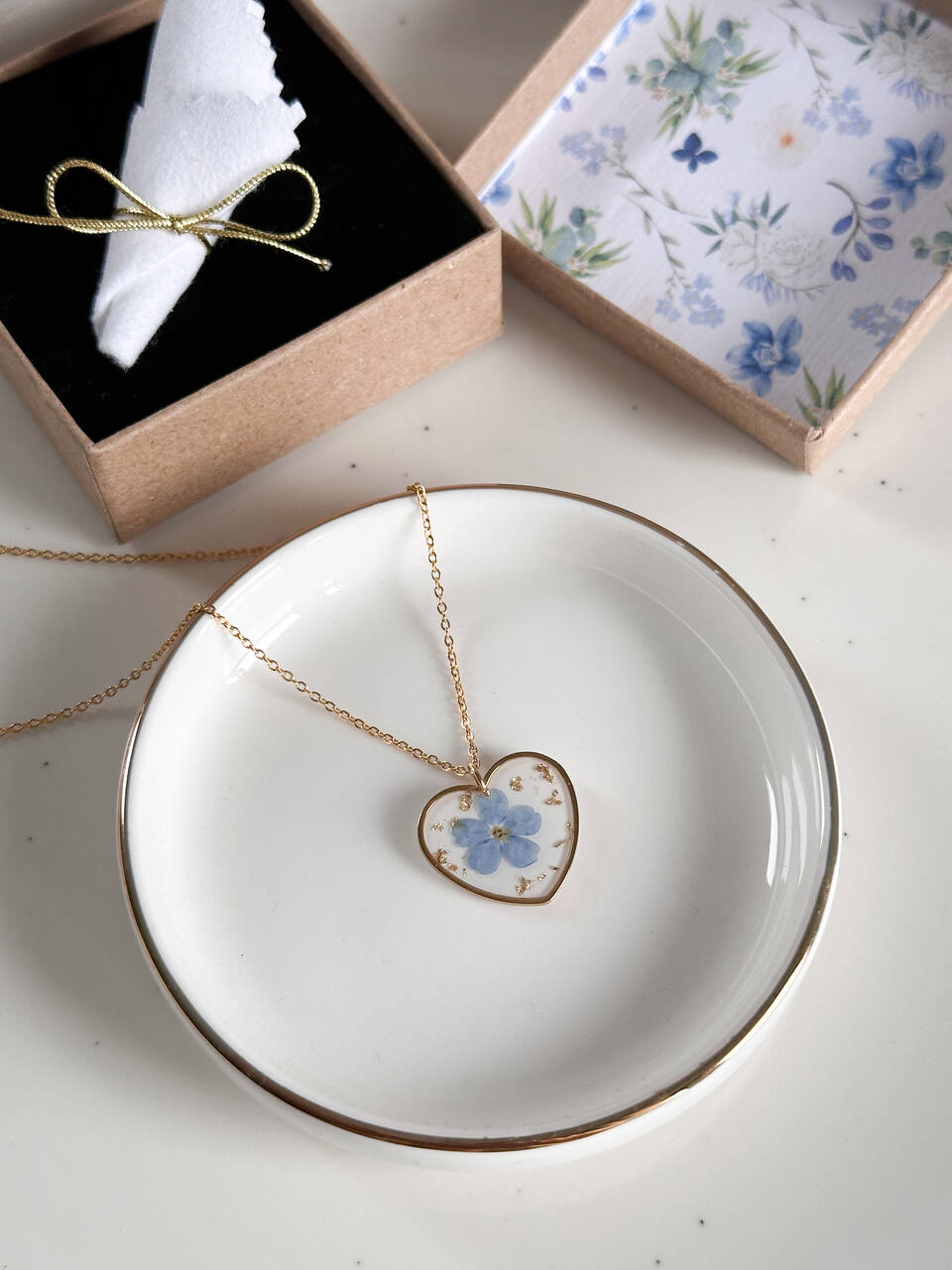 naszyjnik serce, naszyjnik z niezapominajką, naszyjnik na białym tle, ręcznie robiona biżuteria, biżuteria z kwiatami, romantyczny naszyjnik, złoty naszyjnik z kwiatem, elegancka biżuteria, prezent dla niej, biżuteria z żywicy, naszyjnik stal szlachetna, naszyjnik z prawdziwymi kwiatami, ekskluzywny naszyjnik, naszyjnik serce prezent
