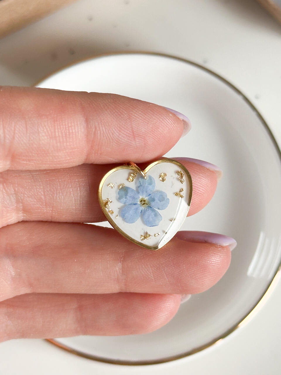 naszyjnik serce, naszyjnik z niezapominajką, naszyjnik na białym tle, ręcznie robiona biżuteria, biżuteria z kwiatami, romantyczny naszyjnik, złoty naszyjnik z kwiatem, elegancka biżuteria, prezent dla niej, biżuteria z żywicy, naszyjnik stal szlachetna, naszyjnik z prawdziwymi kwiatami, ekskluzywny naszyjnik, naszyjnik serce prezent