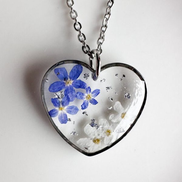 naszyjnik serce z niezapominajkami, naszyjnik z białymi i niebieskimi kwiatami, biżuteria z żywicy, naturalna biżuteria, rękodzieło na prezent, naszyjnik handmade, prezent dla mamy, delikatny naszyjnik, naszyjnik z kwiatami, elegancki naszyjnik