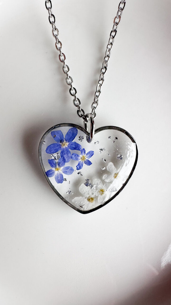 naszyjnik serce z niezapominajkami, naszyjnik z białymi i niebieskimi kwiatami, biżuteria z żywicy, naturalna biżuteria, rękodzieło na prezent, naszyjnik handmade, prezent dla mamy, delikatny naszyjnik, naszyjnik z kwiatami, elegancki naszyjnik