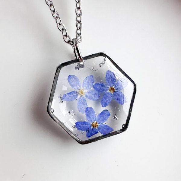 naszyjnik z niezapominajką, naszyjnik z niebieskimi kwiatami, naszyjnik z żywicy, naszyjnik sześcian, geometryczna biżuteria, biżuteria handmade, rękodzieło z żywicy, naszyjnik z kwiatami, prezent dla niej, naturalna biżuteria