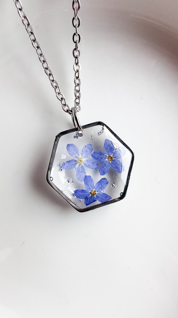 naszyjnik z niezapominajką, naszyjnik z niebieskimi kwiatami, naszyjnik z żywicy, naszyjnik sześcian, geometryczna biżuteria, biżuteria handmade, rękodzieło z żywicy, naszyjnik z kwiatami, prezent dla niej, naturalna biżuteria