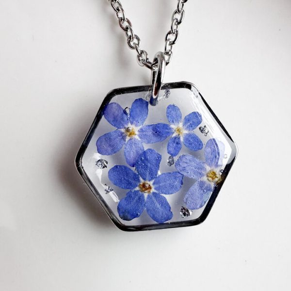 naszyjnik z niezapominajką, naszyjnik z niebieskimi kwiatami, naszyjnik z żywicy, naszyjnik sześcian, geometryczna biżuteria, biżuteria handmade, rękodzieło z żywicy, naszyjnik z kwiatami, prezent dla niej, naturalna biżuteria