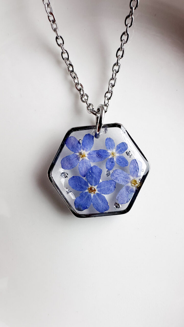 naszyjnik z niezapominajką, naszyjnik z niebieskimi kwiatami, naszyjnik z żywicy, naszyjnik sześcian, geometryczna biżuteria, biżuteria handmade, rękodzieło z żywicy, naszyjnik z kwiatami, prezent dla niej, naturalna biżuteria