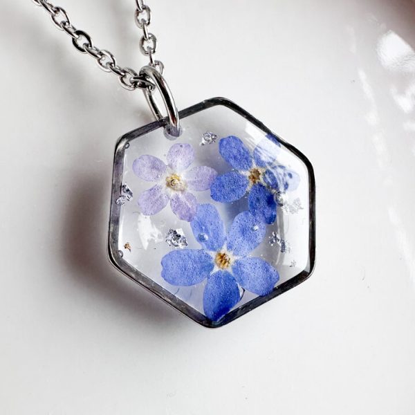 naszyjnik z niezapominajką, naszyjnik z niebieskimi kwiatami, naszyjnik z żywicy, naszyjnik sześcian, geometryczna biżuteria, biżuteria handmade, rękodzieło z żywicy, naszyjnik z kwiatami, prezent dla niej, naturalna biżuteria