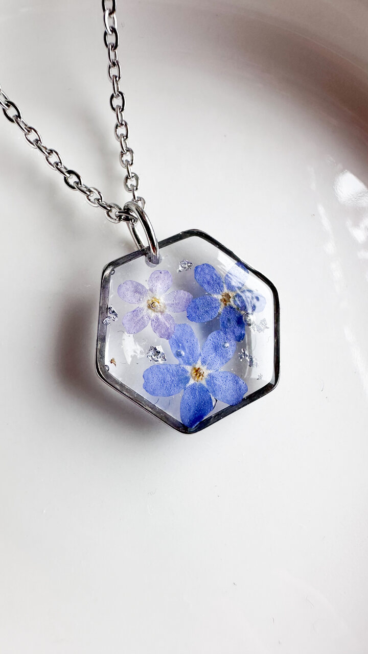 naszyjnik z niezapominajką, naszyjnik z niebieskimi kwiatami, naszyjnik z żywicy, naszyjnik sześcian, geometryczna biżuteria, biżuteria handmade, rękodzieło z żywicy, naszyjnik z kwiatami, prezent dla niej, naturalna biżuteria