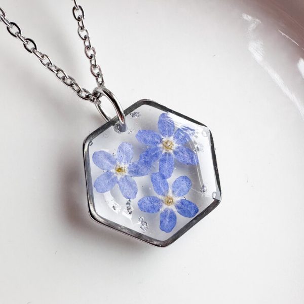 naszyjnik z niezapominajką, naszyjnik z niebieskimi kwiatami, naszyjnik z żywicy, naszyjnik sześcian, geometryczna biżuteria, biżuteria handmade, rękodzieło z żywicy, naszyjnik z kwiatami, prezent dla niej, naturalna biżuteria