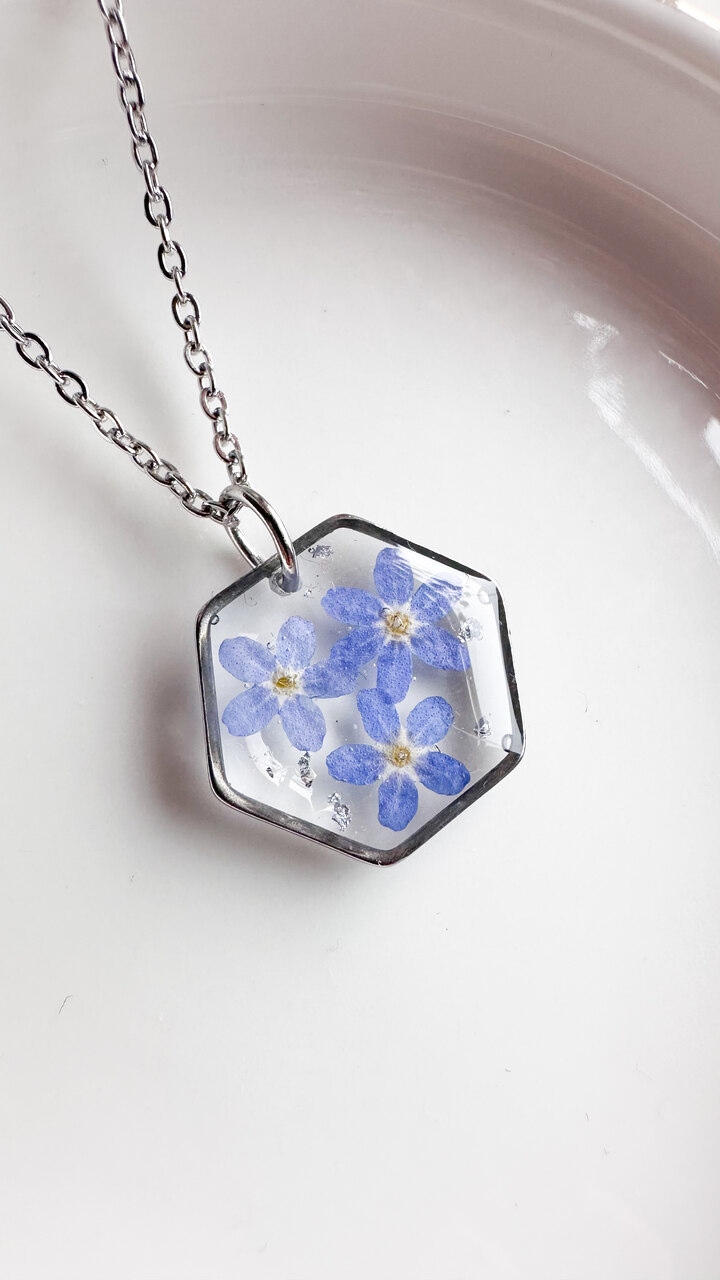 naszyjnik z niezapominajką, naszyjnik z niebieskimi kwiatami, naszyjnik z żywicy, naszyjnik sześcian, geometryczna biżuteria, biżuteria handmade, rękodzieło z żywicy, naszyjnik z kwiatami, prezent dla niej, naturalna biżuteria