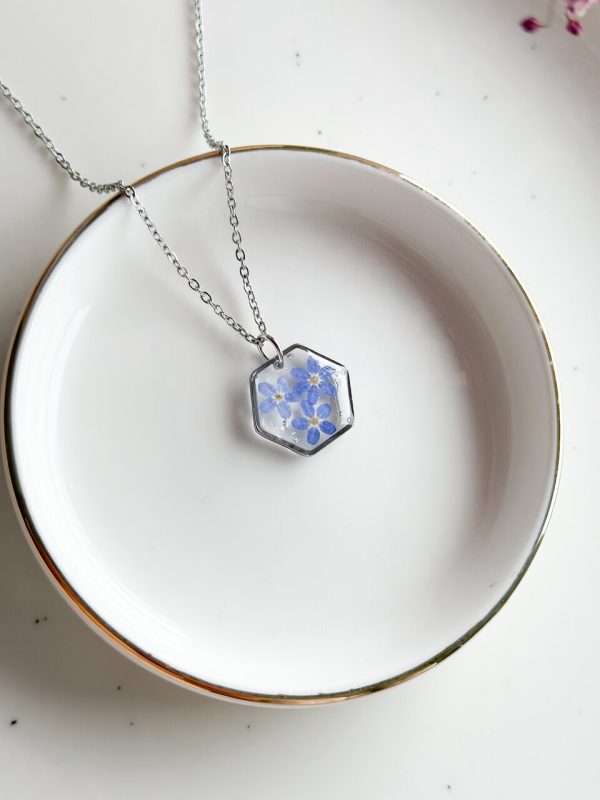naszyjnik z niezapominajką, naszyjnik z niebieskimi kwiatami, naszyjnik z żywicy, naszyjnik sześcian, geometryczna biżuteria, biżuteria handmade, rękodzieło z żywicy, naszyjnik z kwiatami, prezent dla niej, naturalna biżuteria