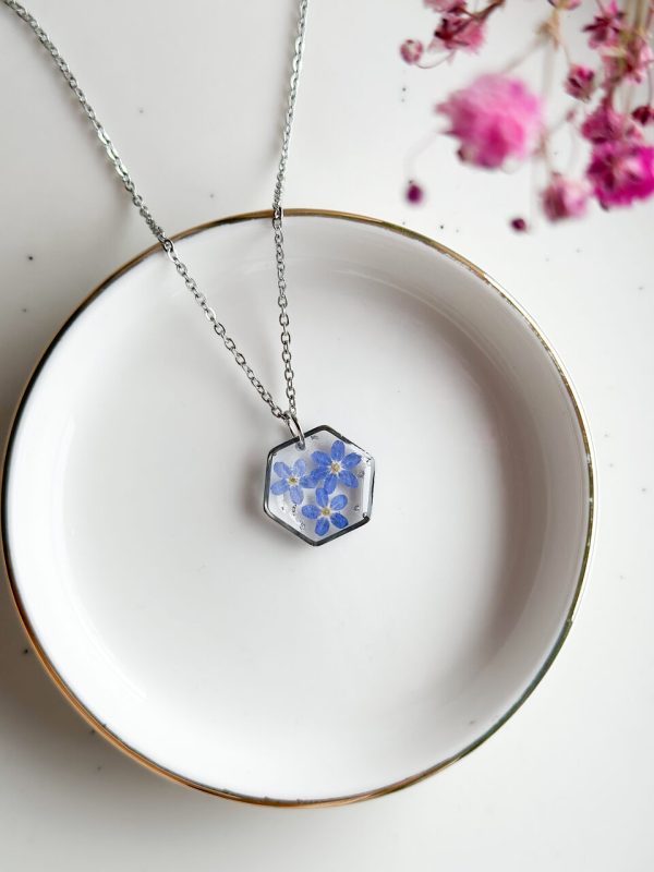 naszyjnik z niezapominajką, naszyjnik z niebieskimi kwiatami, naszyjnik z żywicy, naszyjnik sześcian, geometryczna biżuteria, biżuteria handmade, rękodzieło z żywicy, naszyjnik z kwiatami, prezent dla niej, naturalna biżuteria