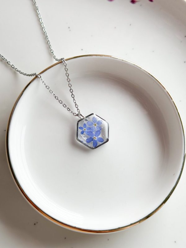naszyjnik z niezapominajką, naszyjnik z niebieskimi kwiatami, naszyjnik z żywicy, naszyjnik sześcian, geometryczna biżuteria, biżuteria handmade, rękodzieło z żywicy, naszyjnik z kwiatami, prezent dla niej, naturalna biżuteria