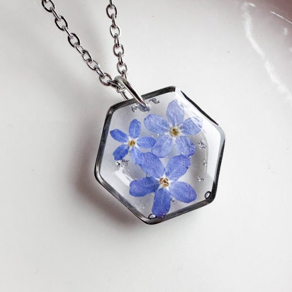 naszyjnik z niezapominajką, naszyjnik z niebieskimi kwiatami, naszyjnik z żywicy, naszyjnik sześcian, geometryczna biżuteria, biżuteria handmade, rękodzieło z żywicy, naszyjnik z kwiatami, prezent dla niej, naturalna biżuteria