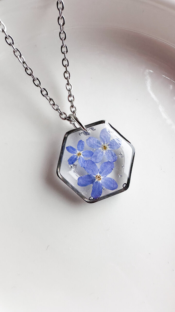 naszyjnik z niezapominajką, naszyjnik z niebieskimi kwiatami, naszyjnik z żywicy, naszyjnik sześcian, geometryczna biżuteria, biżuteria handmade, rękodzieło z żywicy, naszyjnik z kwiatami, prezent dla niej, naturalna biżuteria