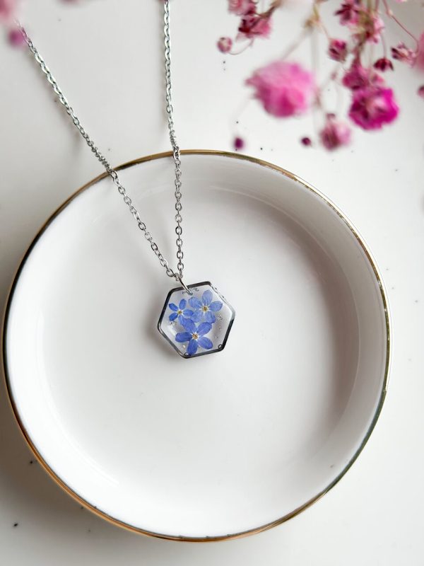 naszyjnik z niezapominajką, naszyjnik z niebieskimi kwiatami, naszyjnik z żywicy, naszyjnik sześcian, geometryczna biżuteria, biżuteria handmade, rękodzieło z żywicy, naszyjnik z kwiatami, prezent dla niej, naturalna biżuteria
