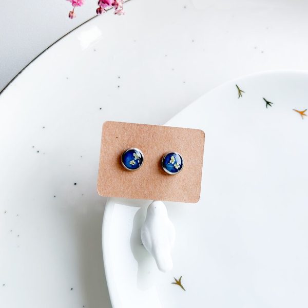 kolczyki z kwiatami, ręcznie robione kolczyki, biżuteria z żywicy, sztyfty z żywicy, kolczyki handmade, kolczyki z suszonymi kwiatami, kolczyki z żywicy epoksydowej, kolczyki z kwiatami marchwii, srebrne kolczyki z żywicy, ręcznie robione sztyfty, biżuteria z natury, kolczyki szafirowe tło, kolczyki z białymi kwiatami, delikatna biżuteria, romantyczne kolczyki, prezent dla niej, elegancka biżuteria, subtelna biżuteria, botaniczna biżuteria, kolczyki minimalistyczne, prezent handmade, prezent dla miłośniczki natury, małe kolczyki sztyfty, wyjątkowy prezent, biżuteria na prezent, kolczyki do codziennego noszenia, drobne kolczyki ręcznie robione