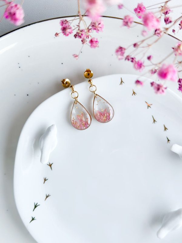 kolczyki z kwiatami, biżuteria z żywicy, ręcznie robione kolczyki, złote kolczyki, wiszące kolczyki, kolczyki z koniczyną, kolczyki łezki, kolczyki handmade, kolczyki sztyfty, delikatna biżuteria, kwiatowa biżuteria, kolczyki z suszonymi kwiatami, romantyczne kolczyki, prezent handmade, prezent dla niej, kolczyki z żywicy epoksydowej, różowe kwiaty, kolczyki z koniczyny polnej, złota biżuteria, kolczyki w stylu botanicznym