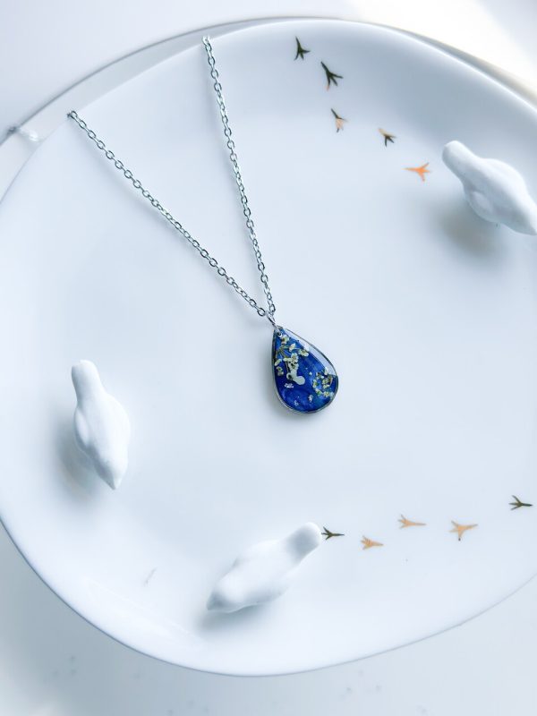 naszyjnik handmade, rękodzieło z żywicy, biżuteria z kwiatami, naszyjnik z żywicy, naszyjnik z kwiatami, unikalna biżuteria, biżuteria handmade, żywica epoksydowa