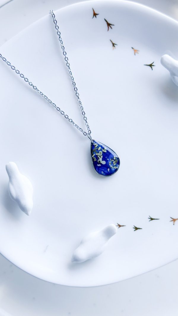 naszyjnik handmade, rękodzieło z żywicy, biżuteria z kwiatami, naszyjnik z żywicy, naszyjnik z kwiatami, unikalna biżuteria, biżuteria handmade, żywica epoksydowa