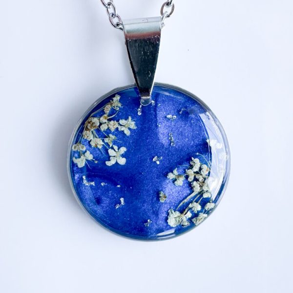 naszyjnik handmade, rękodzieło z żywicy, biżuteria z kwiatami, naszyjnik z żywicy, okrągły naszyjnik, żywica epoksydowa, biżuteria handmade, naszyjnik z kwiatami, biżuteria ręcznie robiona