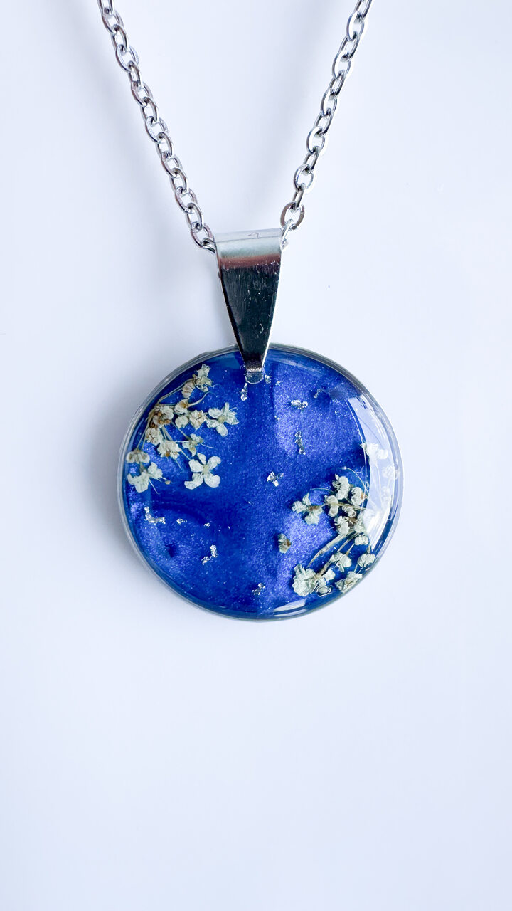 naszyjnik handmade, rękodzieło z żywicy, biżuteria z kwiatami, naszyjnik z żywicy, okrągły naszyjnik, żywica epoksydowa, biżuteria handmade, naszyjnik z kwiatami, biżuteria ręcznie robiona