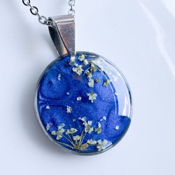 naszyjnik handmade, rękodzieło z żywicy, biżuteria z kwiatami, naszyjnik z żywicy, okrągły naszyjnik, żywica epoksydowa, biżuteria handmade, naszyjnik z kwiatami, biżuteria ręcznie robiona