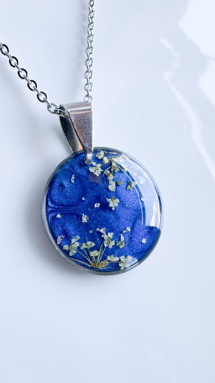 naszyjnik handmade, rękodzieło z żywicy, biżuteria z kwiatami, naszyjnik z żywicy, okrągły naszyjnik, żywica epoksydowa, biżuteria handmade, naszyjnik z kwiatami, biżuteria ręcznie robiona