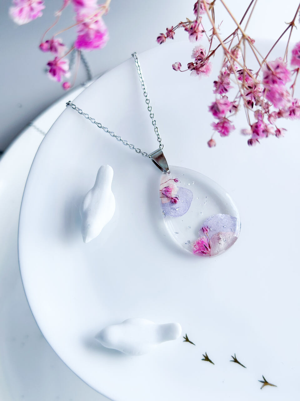 kwiecisty naszyjnik, konserwacja kwiatów ślubnych, pomysł na prezent, naszyjnik handmade, biżuteria z żywicy, naszyjnik z kwiatami, biżuteria ręcznie robiona, żywica epoksydowa, duży naszyjnik z żywicy