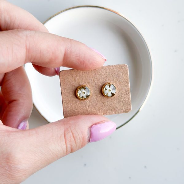 kolczyki z niezapominajkami, sztyfty handmade, rękodzieło, kolczyki z żywicy, biżuteria z prawdziwych kwiatów, eleganckie kolczyki ręcznie robione, biżuteria handmade