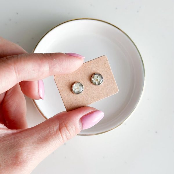 kolczyki handmade, sztyfty z kwiatami, rękodzieło, kolczyki z niezapominajkami, biżuteria z żywicy, biżuteria z prawdziwych kwiatów, srebrne kolczyki ręcznie robione, biżuteria handmade, kolczyki srebrne z żywicy, kolczyki z kwiatami w żywicy