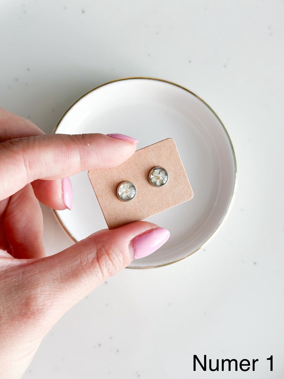 kolczyki handmade, sztyfty z kwiatami, rękodzieło, kolczyki z niezapominajkami, biżuteria z żywicy, biżuteria z prawdziwych kwiatów, srebrne kolczyki ręcznie robione, biżuteria handmade, kolczyki srebrne z żywicy, kolczyki z kwiatami w żywicy