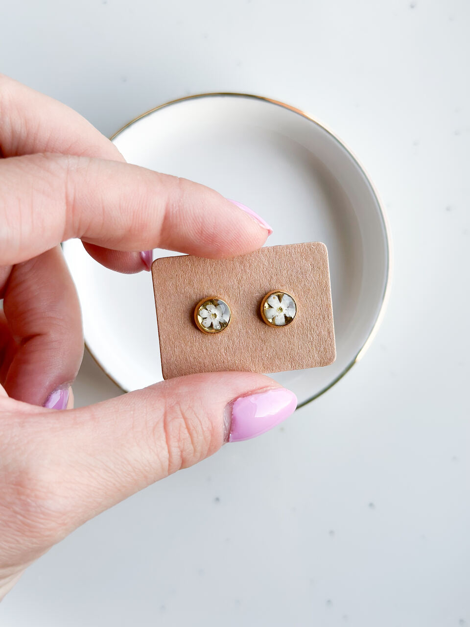 kolczyki z niezapominajkami, sztyfty handmade, rękodzieło, kolczyki z żywicy, biżuteria z prawdziwych kwiatów, eleganckie kolczyki ręcznie robione, biżuteria handmade