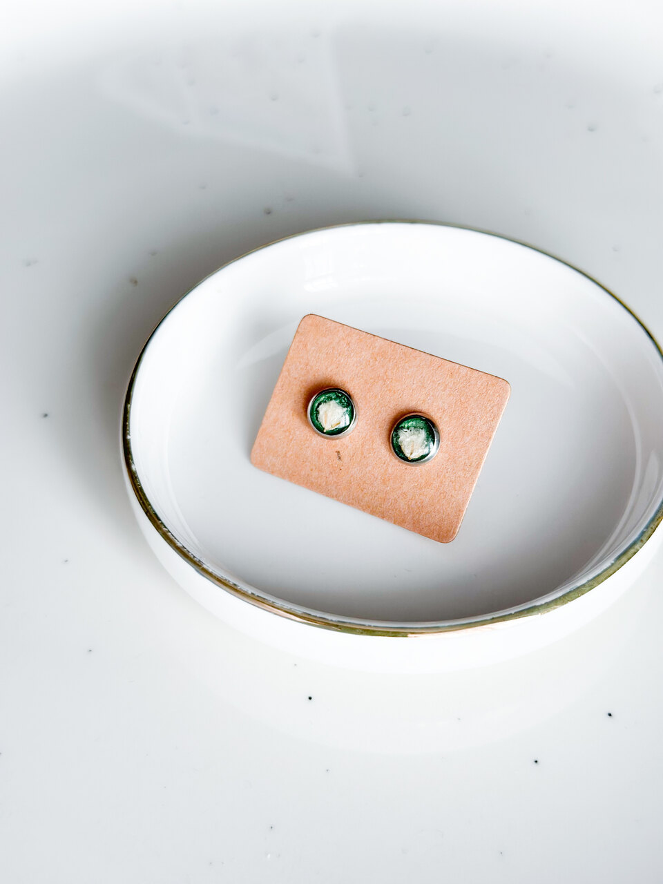 Kolczyki sztyfty z gipsówką - butelkowa zieleń