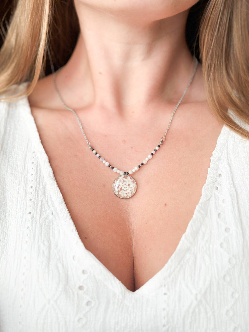 naszyjnik z niezapominajkami, naszyjnik handmade, srebrny naszyjnik z żywicy, biżuteria z prawdziwych kwiatów, naszyjnik z noc kairu, naszyjnik z kamieniem księżycowym, naszyjnik okrągły, ręcznie robiony naszyjnik, amulet ochronny, naszyjnik harmonizujący, elegancki naszyjnik, biżuteria z natury