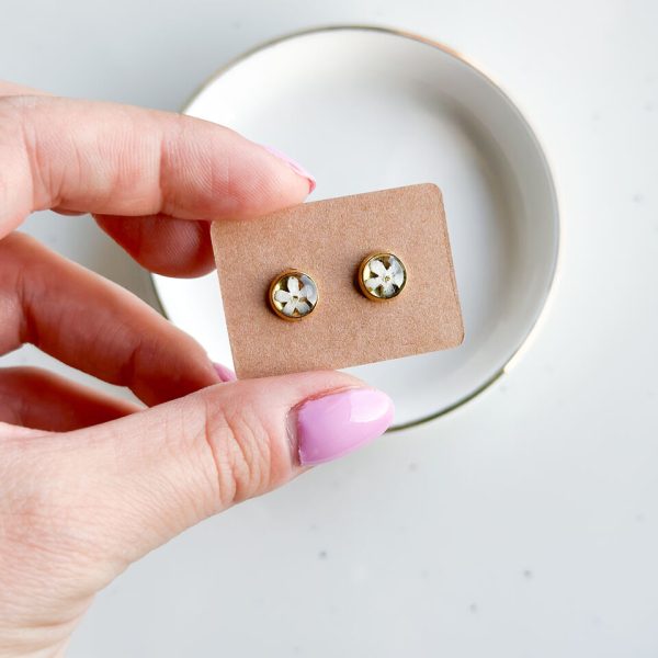 Kolczyki sztyfty z białą niezapominajką