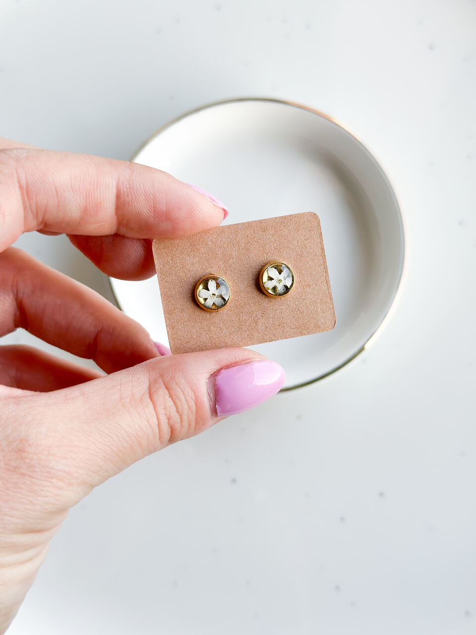 Kolczyki sztyfty z białą niezapominajką