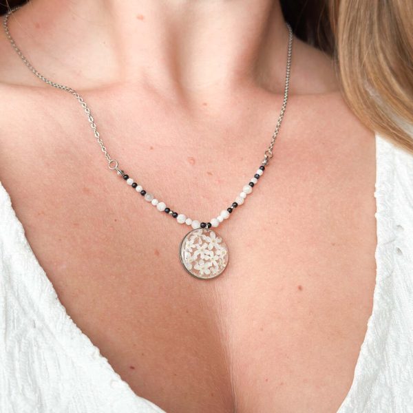 naszyjnik z niezapominajkami, naszyjnik handmade, srebrny naszyjnik z żywicy, biżuteria z prawdziwych kwiatów, naszyjnik z noc kairu, naszyjnik z kamieniem księżycowym, naszyjnik okrągły, ręcznie robiony naszyjnik, amulet ochronny, naszyjnik harmonizujący, elegancki naszyjnik, biżuteria z natury