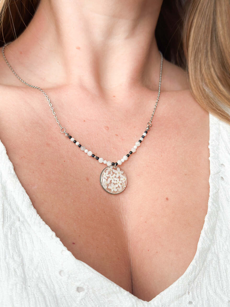 naszyjnik z niezapominajkami, naszyjnik handmade, srebrny naszyjnik z żywicy, biżuteria z prawdziwych kwiatów, naszyjnik z noc kairu, naszyjnik z kamieniem księżycowym, naszyjnik okrągły, ręcznie robiony naszyjnik, amulet ochronny, naszyjnik harmonizujący, elegancki naszyjnik, biżuteria z natury