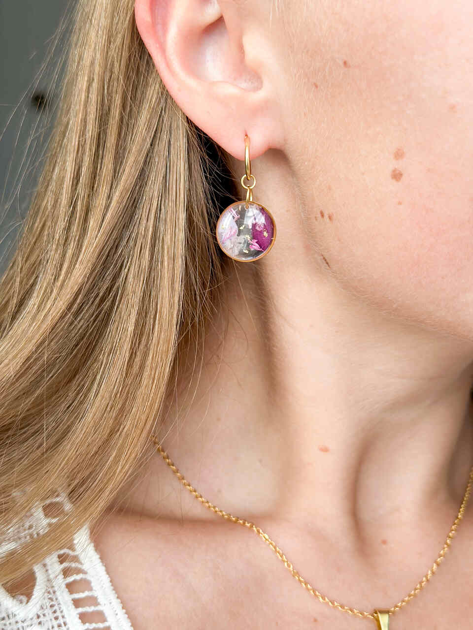 naszyjnik z kwiatami, kolczyki wiszące z kwiatami, biżuteria ręcznie robiona, złota biżuteria z kwiatami, zestaw naszyjnik i kolczyki, biżuteria z żywicy, naszyjnik z goździkiem i hortensją, elegancki prezent dla niej, naturalne kwiaty w biżuterii, biżuteria artystyczna