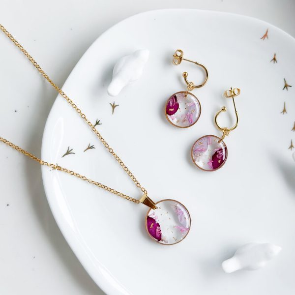 naszyjnik z kwiatami, kolczyki wiszące z kwiatami, biżuteria ręcznie robiona, złota biżuteria z kwiatami, zestaw naszyjnik i kolczyki, biżuteria z żywicy, naszyjnik z goździkiem i hortensją, elegancki prezent dla niej, naturalne kwiaty w biżuterii, biżuteria artystyczna