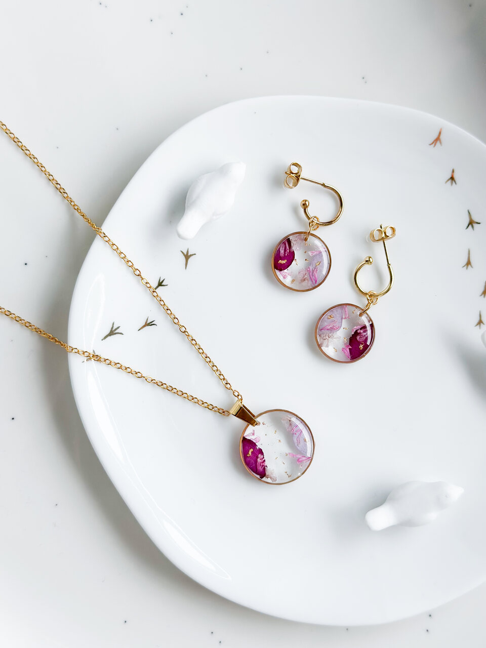 naszyjnik z kwiatami, kolczyki wiszące z kwiatami, biżuteria ręcznie robiona, złota biżuteria z kwiatami, zestaw naszyjnik i kolczyki, biżuteria z żywicy, naszyjnik z goździkiem i hortensją, elegancki prezent dla niej, naturalne kwiaty w biżuterii, biżuteria artystyczna