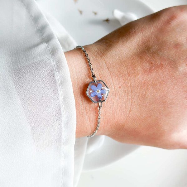 bransoletka z niezapominajką, bransoletka z żywicy, srebrna bransoletka handmade, biżuteria z prawdziwych kwiatów, bransoletka ręcznie robiona, bransoletka na łańcuszku, regulowana bransoletka srebrna, bransoletka z kwiatami w żywicy, minimalistyczna biżuteria z natury, bransoletka handmade