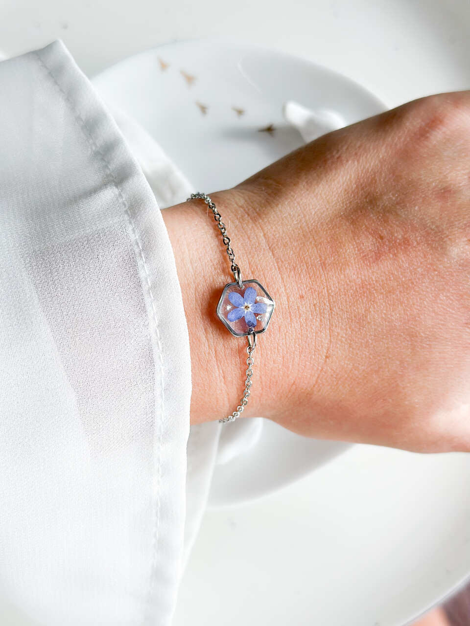 bransoletka z niezapominajką, bransoletka z żywicy, srebrna bransoletka handmade, biżuteria z prawdziwych kwiatów, bransoletka ręcznie robiona, bransoletka na łańcuszku, regulowana bransoletka srebrna, bransoletka z kwiatami w żywicy, minimalistyczna biżuteria z natury, bransoletka handmade