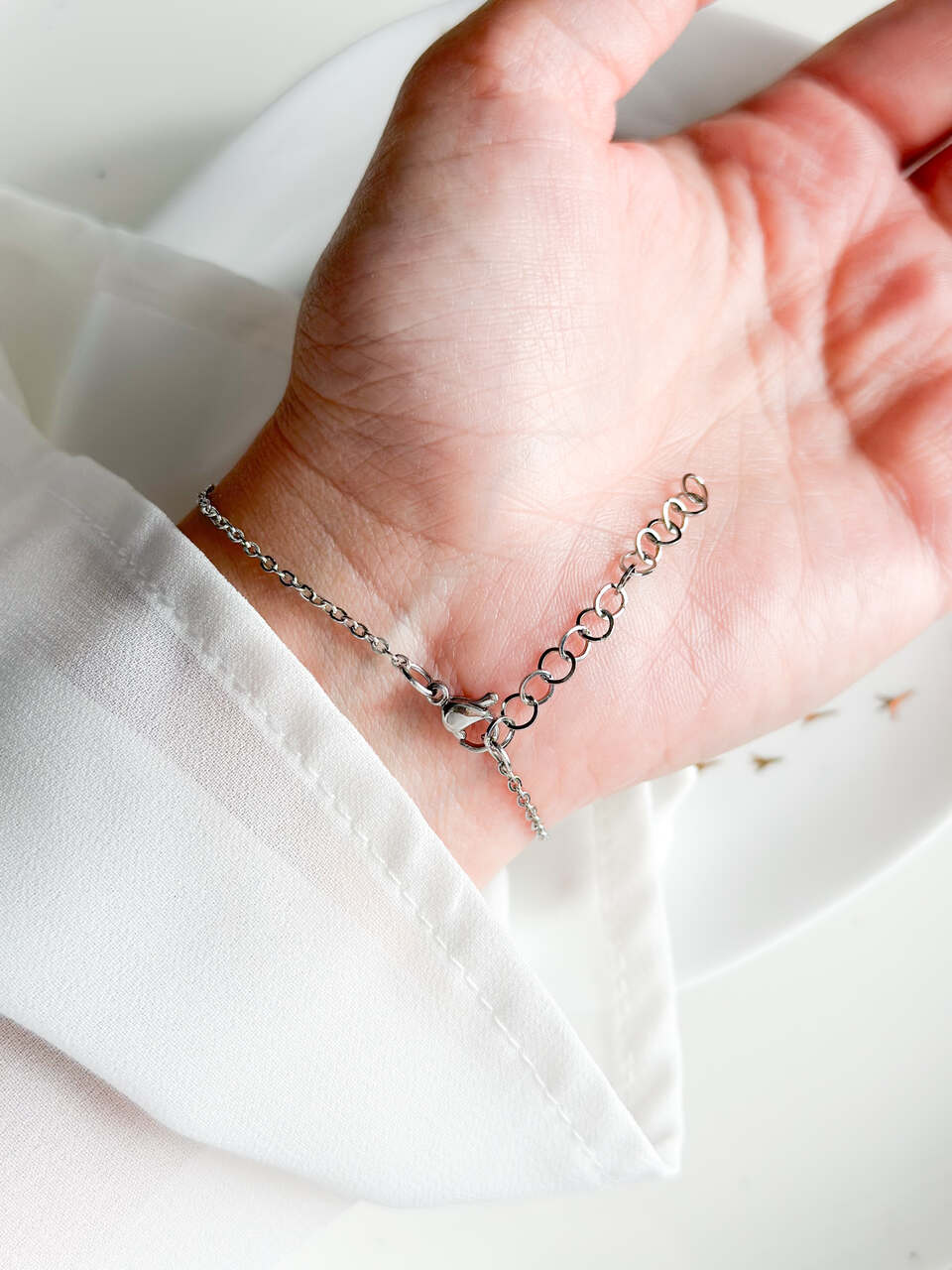 bransoletka z niezapominajką, bransoletka z żywicy, srebrna bransoletka handmade, biżuteria z prawdziwych kwiatów, bransoletka ręcznie robiona, bransoletka na łańcuszku, regulowana bransoletka srebrna, bransoletka z kwiatami w żywicy, minimalistyczna biżuteria z natury, bransoletka handmade