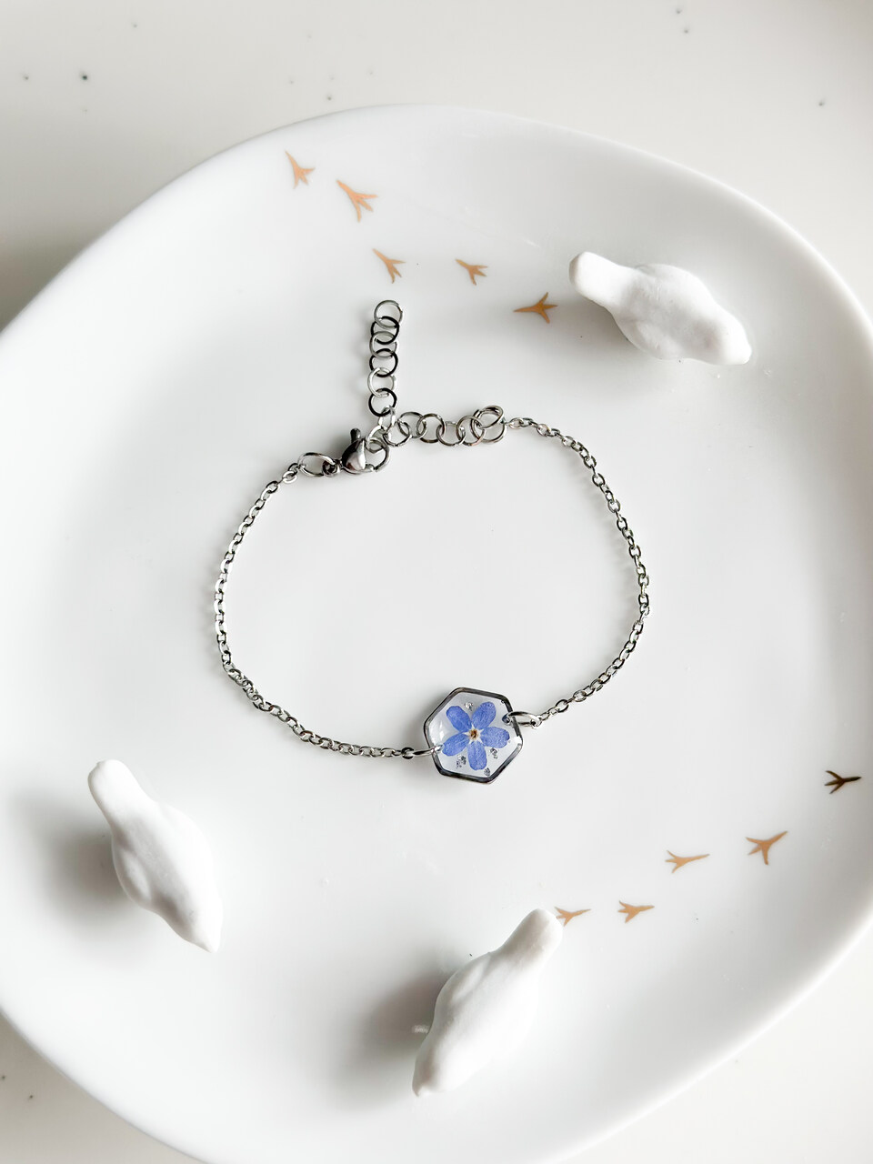 bransoletka z niezapominajką, bransoletka z żywicy, srebrna bransoletka handmade, biżuteria z prawdziwych kwiatów, bransoletka ręcznie robiona, bransoletka na łańcuszku, regulowana bransoletka srebrna, bransoletka z kwiatami w żywicy, minimalistyczna biżuteria z natury, bransoletka handmade