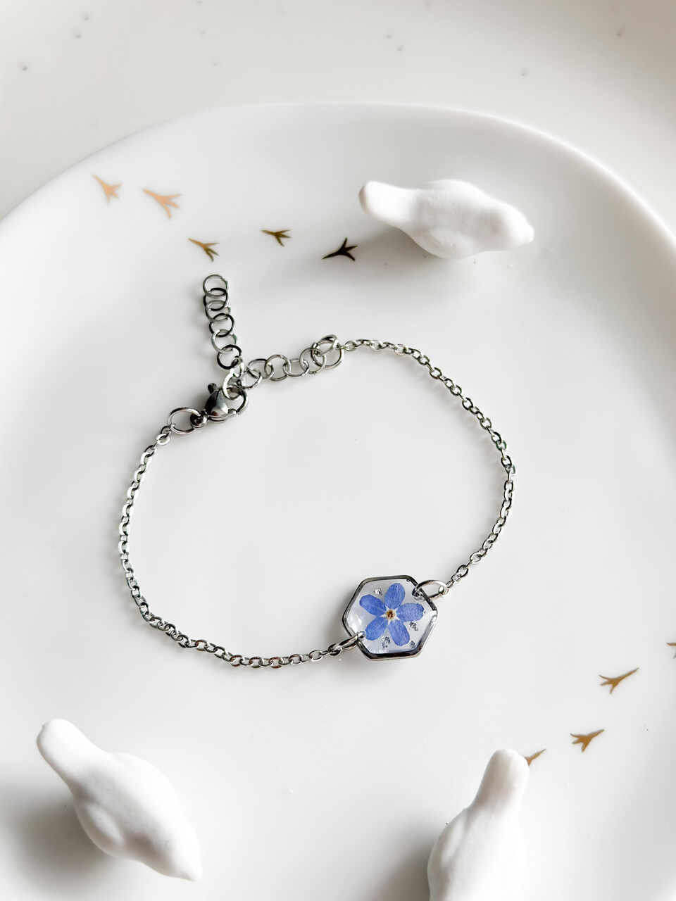 Bransoletka na łańcuszku z niezapominajką - obrazek 3