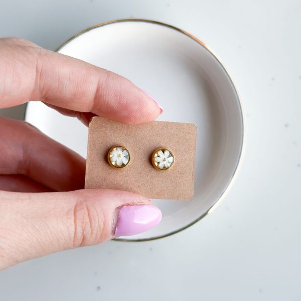 kolczyki z niezapominajkami, sztyfty handmade, rękodzieło, kolczyki z żywicy, biżuteria z prawdziwych kwiatów, eleganckie kolczyki ręcznie robione, biżuteria handmade