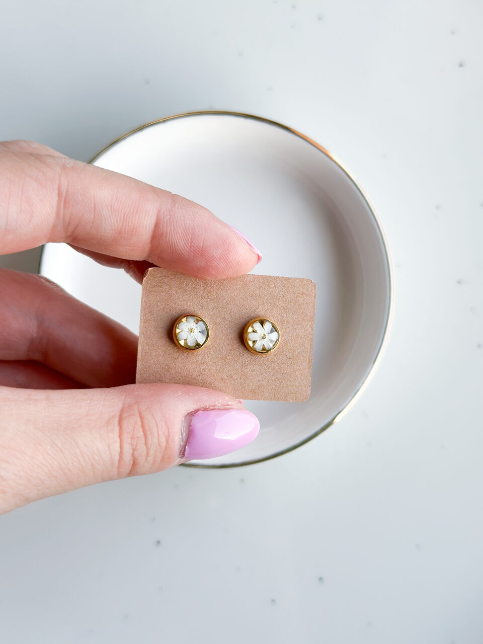 kolczyki z niezapominajkami, sztyfty handmade, rękodzieło, kolczyki z żywicy, biżuteria z prawdziwych kwiatów, eleganckie kolczyki ręcznie robione, biżuteria handmade