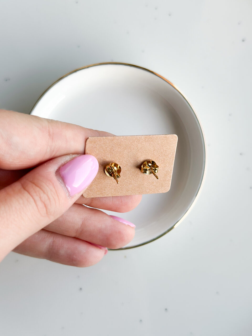 kolczyki z niezapominajkami, sztyfty handmade, rękodzieło, kolczyki z żywicy, biżuteria z prawdziwych kwiatów, eleganckie kolczyki ręcznie robione, biżuteria handmade