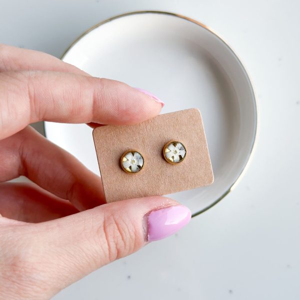 kolczyki z niezapominajkami, sztyfty handmade, rękodzieło, kolczyki z żywicy, biżuteria z prawdziwych kwiatów, eleganckie kolczyki ręcznie robione, biżuteria handmade