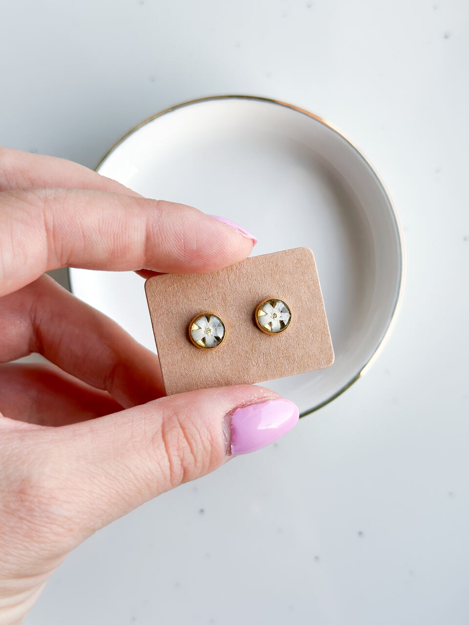 kolczyki z niezapominajkami, sztyfty handmade, rękodzieło, kolczyki z żywicy, biżuteria z prawdziwych kwiatów, eleganckie kolczyki ręcznie robione, biżuteria handmade